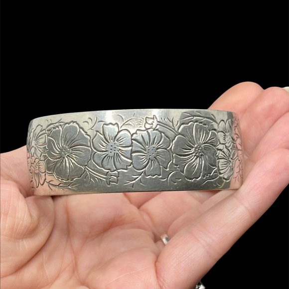Kirk etched cuff bracelet - Picture 2 of 5